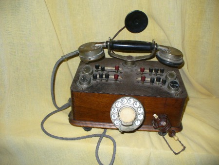 Egy újabb érdekességgel szolgálok nektek. Ez egy 4/12-es vonalváltós készülék.Az Ericsson MVRT Budapest gyártotta aank idején. Ami érdekes rajta az a jobb alsó sarokban látható cselédhívó gomb. Ilyet se sűrűn látni manapság. Pedig sajnos újra vannak cselé